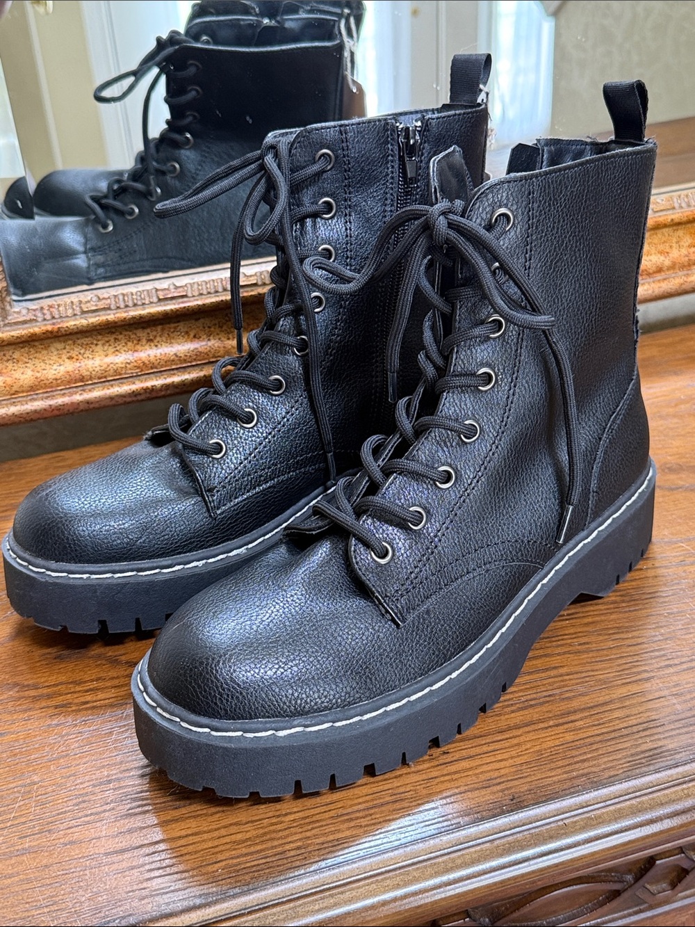 Sincerely Jules Black Lace-Up/zip platform Combat Boots with lug sole. Size 9.